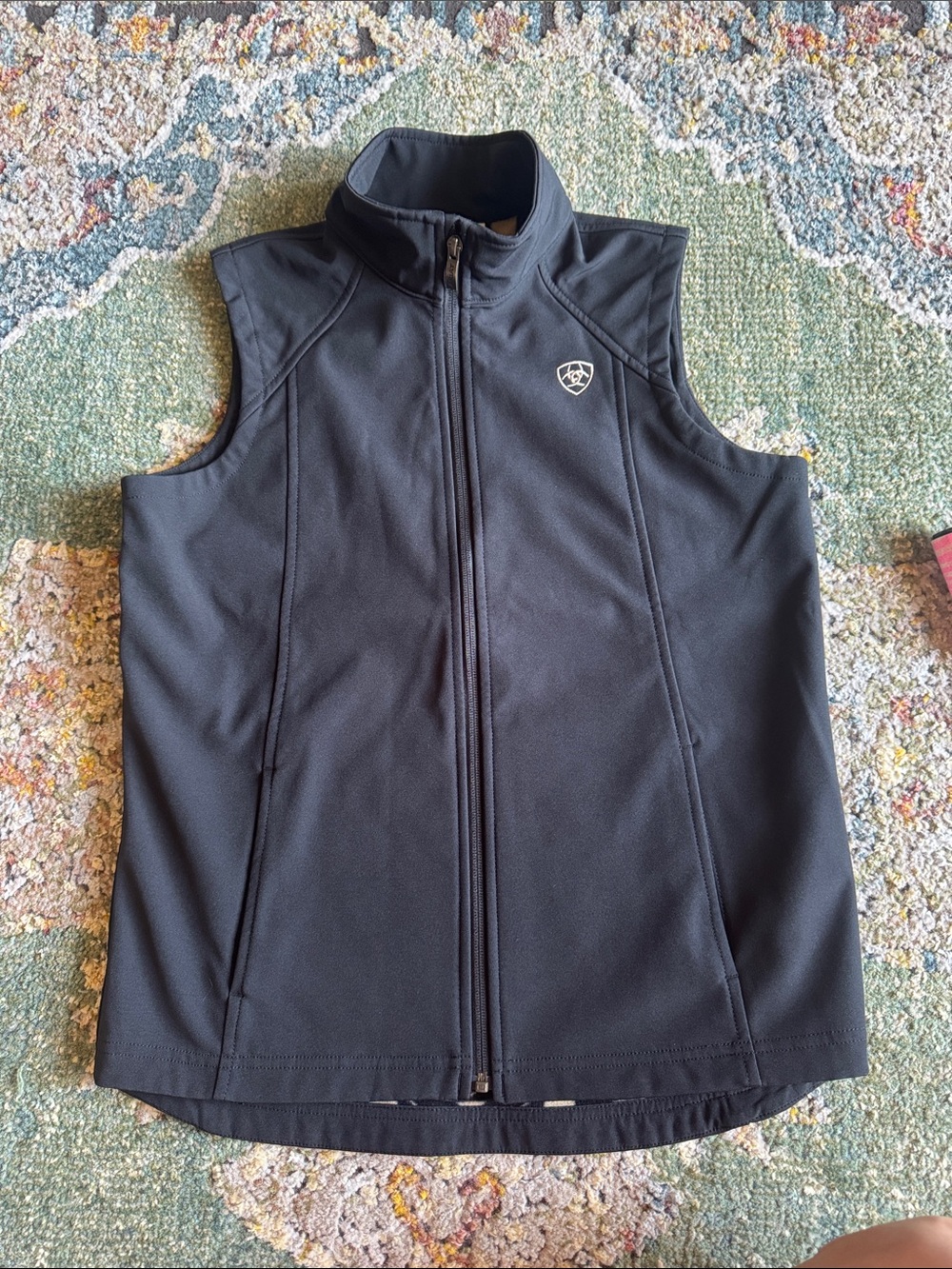 ARIAT BOYS SOFTSHELL  VEST IN SZ XL…LIKE NEW!!!